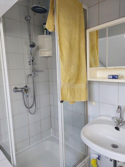 Helle Ruhige Zimmer Zu Vermieten Касел Екстериор снимка